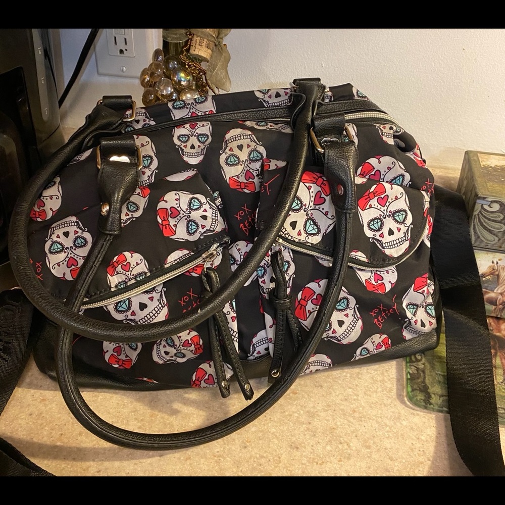 Betsey Johnson skull duffle bag, great condition